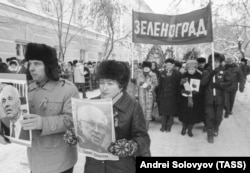 Андрей Дмитриевич Сахаровты ақтық сапарға шығарып салуға келген қауым. Мәскеу, 17 желтоқсан 1989 жыл.