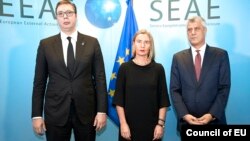 Predsednik Srbije Aleksandar Vučić (L), visoka predstavnica EU Federika Mogerini i predsjednik Kosova Hašim Tači (D). 