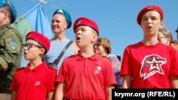 Участники движения «Юнармия» поют песню «Служить России» на торжественном митинге в Севастополе, посвященному Дню ВДВ России, август 2019 года