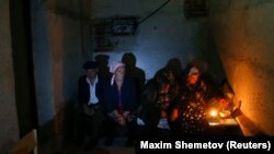 Жители Донецка прячутся в подвалах домов от артобстрелов в деревне Спартак 