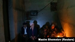 Жители Донецка прячутся в подвалах домов от артобстрелов в деревне Спартак.