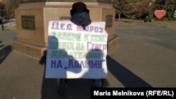 Активист Эрик Жумабаев на площади Маншук Маметовой в Уральске. 25 декабря 2019 года.