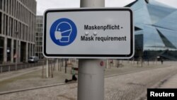 A kötelező maszkviselésre figyelmeztető tábla Németországban. 