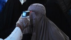 د کورونا وايرس د معلومولو لپاره د يوې ښځې تبه کتل کېږي