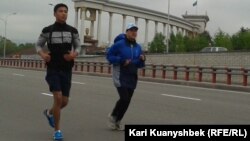 «Бірінші болу батылдық» 2-ші қайырымдылық марафонына қатысушылар. Алматы, 28 сәуір 2013 жыл.