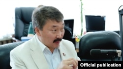 Карганбек самаков - "Кыргызстан эли конгресси" партиясынын лидерлеринин бири. 