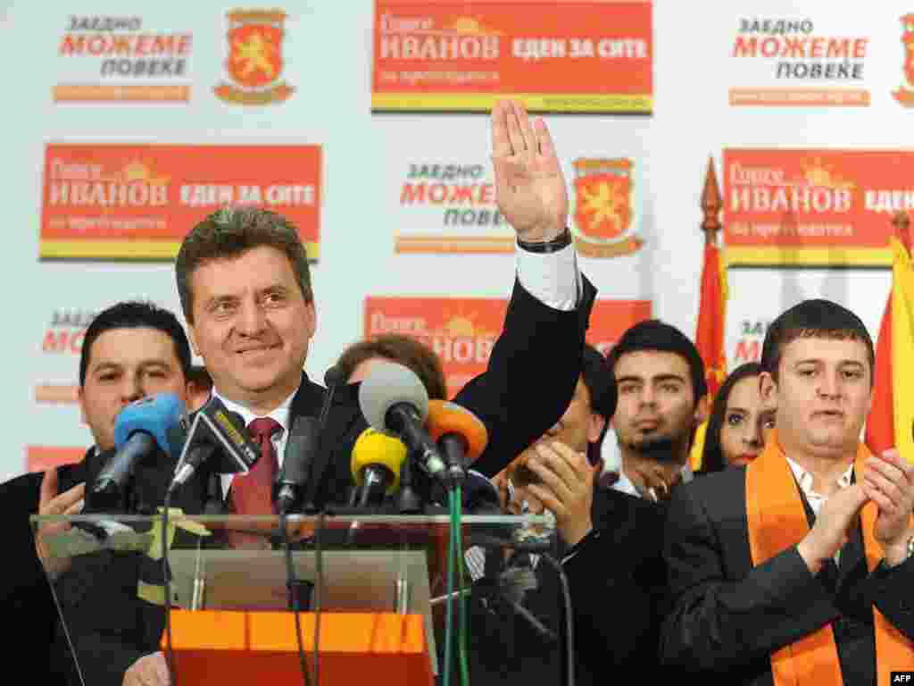 Makedonija - Predsjednički izbori - Georgie Ivanov nadmoćno je pobijedio u prvom krugu predsjedničkih izbora u Makedoniji, ali ipak nedovoljno da izbjegne drugi krug. Za sedam dana, u drugom krugu, on se smatra velikim favoritom.