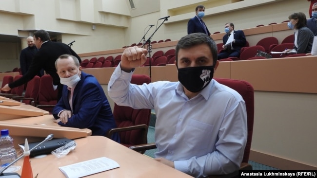 Nikolai Bondarenko (right) in the regional Duma earlier this week