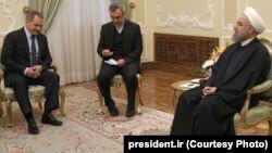 Ресей қорғаныс министрі Сергей Шойгу (сол жақта) мен Иран қорғаныс министір Хосейн Дегхан (ортада) және иран президенті Хассан Роухани. Тегеран, 21 ақпан 2016 жыл.