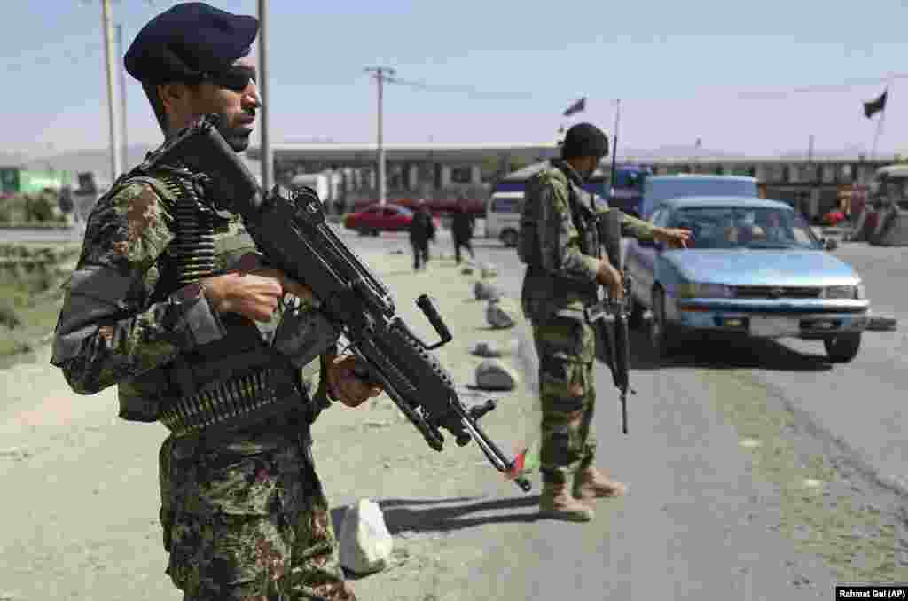 Ауғанстан астанасы Кабул маңындағы тексеру пунктінде тұрған полиция.&nbsp;