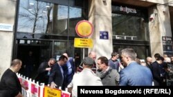 Protest opozicije ispred zgrade REM-a u Beogradu u aprilu 2019. godine