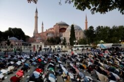 Мусульмани зібралися на вечірню молитву біля Айя-Софії у Стамбулі