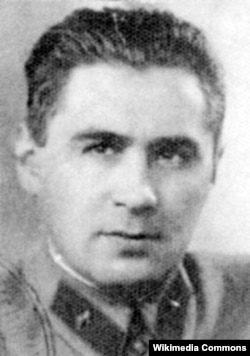 Павло Судоплатов (1907–1996) – керівник радянських закордонних диверсійних спецслужб. Брав безпосередню участь у розробці та виконанні гучних політичних убивств опонентів сталінського режиму та радянської влади