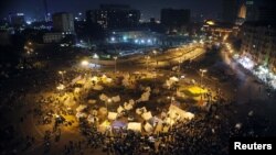 Каирдин ортолугундагы Тахрир аянтында президент Мурсинин жарлыгына нааразылар тиккен чатырлар жана демонстранттар. 25-ноябрь, 2012