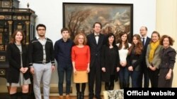 Czech Ministry of Foreign Affairs Political Director Petr Drulak meets with 2015-2016 Vaclav Havel and Jiri Dienstbier journalism fellows (Photo: @MZV)