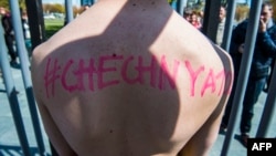 ЛГБТ-актывіст у Бэрліне на акцыі пратэсту супраць перасьледу геяў у Чачні, 30 красавіка 2017