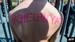 ЛГБТ-активист в Берлине на акции протеста против преследования геев в Чечне. 30 апреля 2017 года