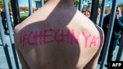 Un protestatar german cere anchetarea abuzurilor împotriva gay-ilor din Cecenia, Berlin,30 aprilie 2017