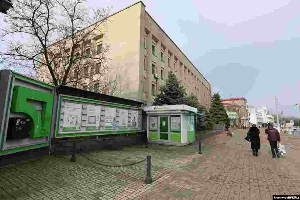 На центральных улицах Керчи «Приватбанк» продолжает предлагать свои услуги.