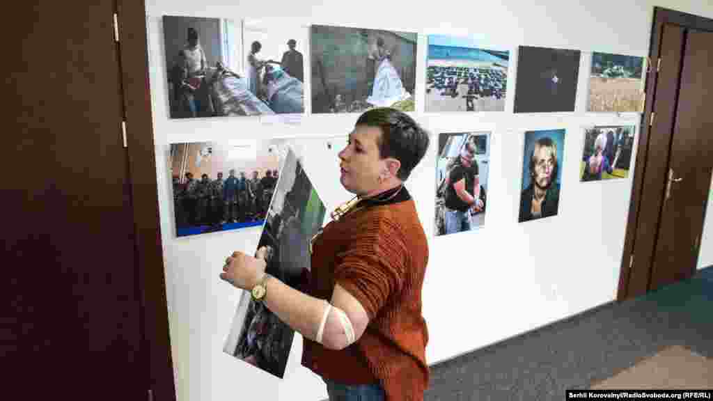 У рамках виставки &laquo;Україна під час війни&raquo; в коридорах міністерства були розвішані світлини українських фотожурналістів, що висвітлювали війну на сході