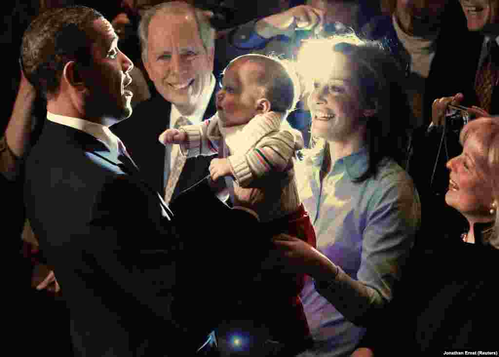 Președintele salută o susținătoare și copilul ei, la Alexandria, Virginia, la 30 martie 2010, la scurt timp după ce a semnat actul ce permitea intrarea în vigoare a așa-numitului sistem de asigurări medicale Obamacare, ce a dat acces la asigurarea de boală la circa 20 de milioane de americani.