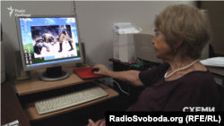Вдова Пузиркова демонструє фото картини «Вони боролися за Батьківщину»