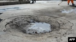 وزارت داخله افغانستان میگوید، انفجار دیروز در پل علم مرکز ولایت لوگر توسط طالبان صورت گرفته است.