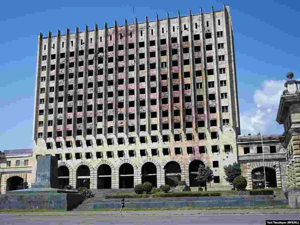 В центре города стоит сгоревшее здание Совета министров Абхазии