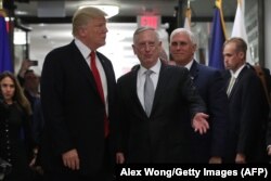 Дональд Трамп, Джим Мэттис, Майк Пенс в Пентагоне, 20 июля 2017 года