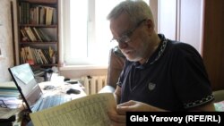 Анатолий Разумов работает над книгой в квартире Юрия Дмитриева