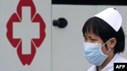 China -- A nurse wears a mask at Sichuan Provincial Hospital in Chengdu, 11May2009 