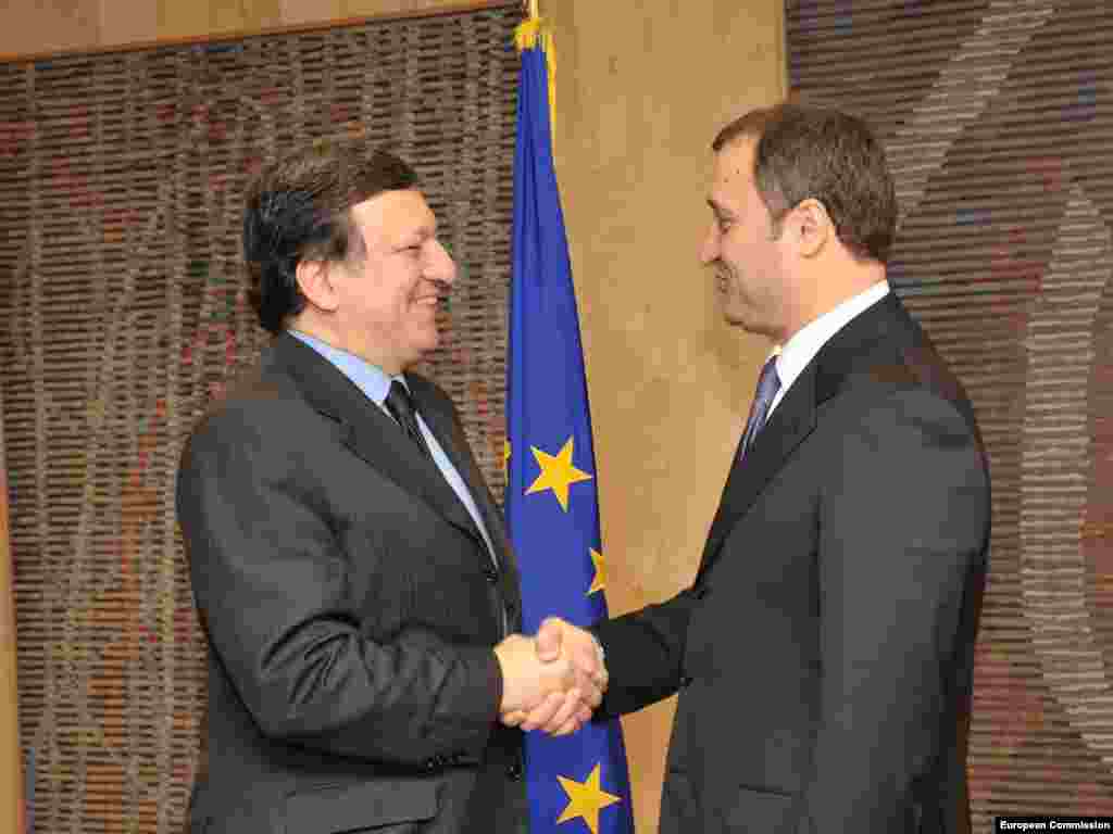 O strîngere de mînă amicală cu José Manuel Barroso - Photo: UE Audiovisual Services
