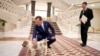 Гурбангулы Бердымухамедов подарил Дмитрию Медведеву щенка алабая 31 мая в Ашхабаде