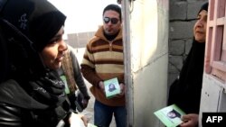یک نامزد انتخابات شوراهای استانی عراق مشغول تبلیغ خانه به خانه