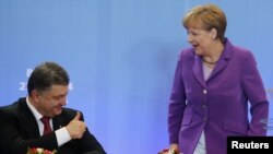 Petro Poroshenko dhe Angela Merkel gjatë një takimi në Bruksel