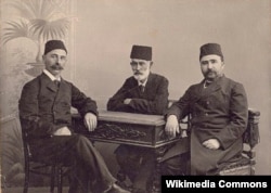 Soldan sağa: İsmayıl Qaspralı, Həsən bəy Zərdabi və Əlimərdan bəy Topçubaşov, 1907, Bakı