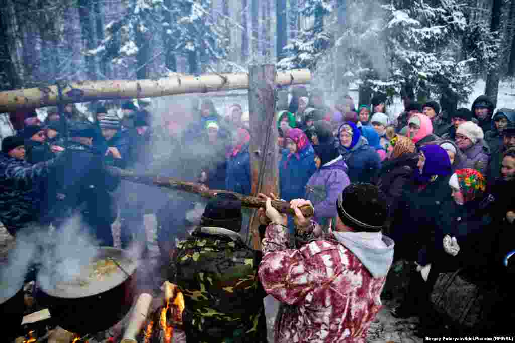 After about an hour of prayers, the feast begins.