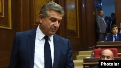 Armenia - Newly appointed Prime Minister Karen Karapetian arrives at the National Assembly in Yerevan, 14Sep2016.