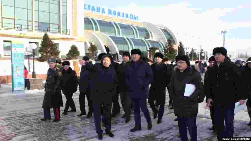 На парковке у железнодорожного вокзала во второй половине дня появился аким Астаны Асет Исекешев (в центре). Он давал поручение покончить с хаотичной парковкой, на которой стояли в основном нелегальные таксисты.&nbsp;