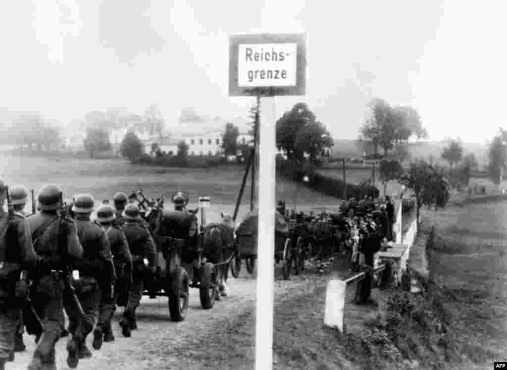 Немецкие войска пересекают границу с Чехословакией, занимая территорию Судетской области. 1 октября 1938 года.