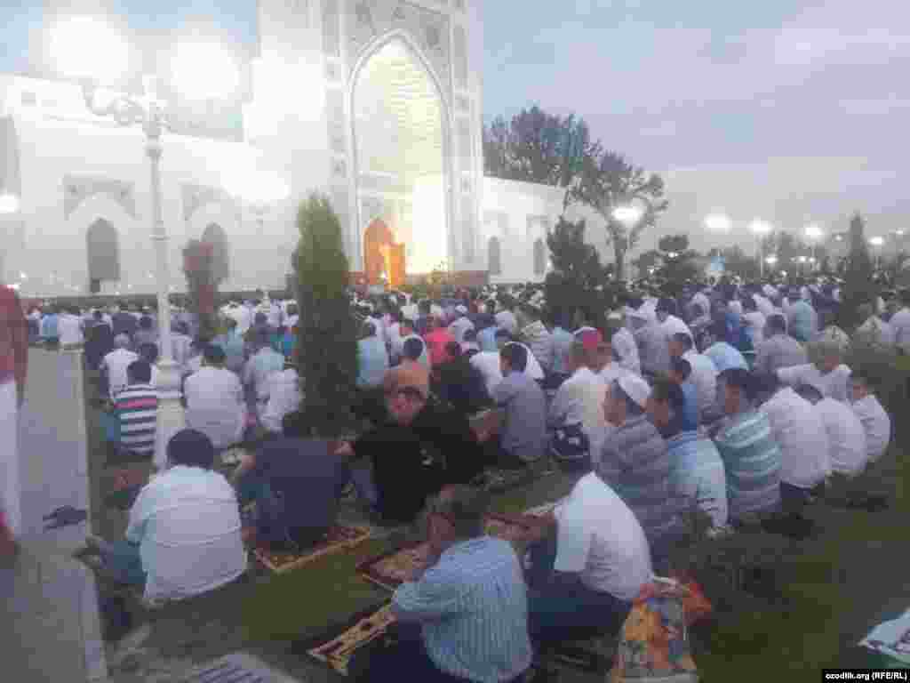 Uzbekistan - a prayer in honor of Ramadan, at the Tashkent mosque Minar