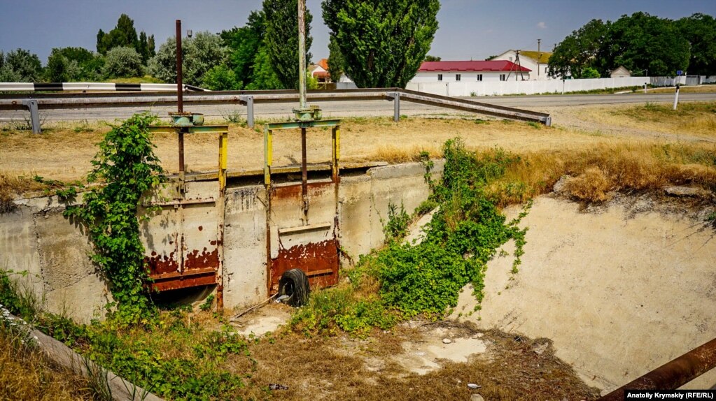 Отводные трубы рисового канала лежат под автодорогой Симферополь-Армянск