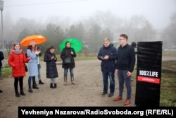 Олексій Проценко з колегою ділиться з учасниками екскурсії історією зміни суспільного ставлення до людей з ВІЛ