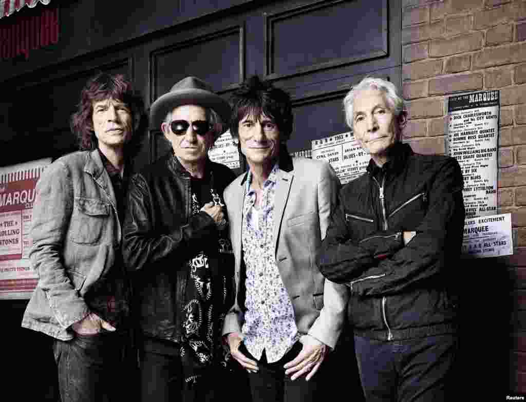 Ultimii membri ai formației Rolling Stones pozează &icirc;n fața The Marquee Club la Londra. pentru a sărbători 50 de ani de la constituirea grupului. (REUTERS/Rankin)
