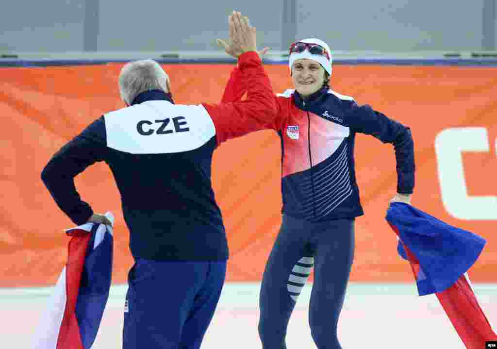 Martina Sablikova (right) of the Czech Republic celebrates after winning the women&#39;s 5,000 meter speed skating event. (EPA/Hannibal Hanschke)