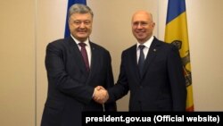 Президент України Петро Порошенко (ліворуч) і прем’єр-міністр Молдови Павел Філіп під час зустрічі в Києві, 12 квітня 2018 року 