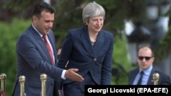 Kryeministrja britanike Theresa May (djathtas) u prit nga homologu i saj maqedonas, Zoran Zaev, në Shkup.