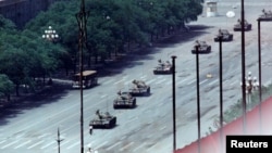 5 июня. Некий человек, получивший в мировых СМИ прозвище «Неизвестный бунтарь», стоит на пекинском проспекте Вечного Мира на пути танковой колонны.