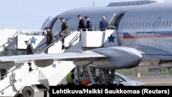 Parcările aeroportului de la Helsinki sunt pline de mașini de lux cu numere de înmatriculare rusești. Proprietarii lor nu pot zbura spre destinații europene din cauza sancțiunilor din orașele rusești așa că fac drumul cu mașina până la cel mai apropiat aeroport european. Aici, imaginea unei delegații ruse la Helsinki, în iunie 2018.