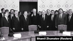 Лидерите на земјите основачи на Заедницата на независни држави по потпишувањето на декларацијата за основање на ЗНД на 21 декември 1991 година во Алмати, Казахстан.